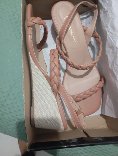 Sandálias n* 37, sapatos n* 35. Retirada em Valparaíso 40 reais os três