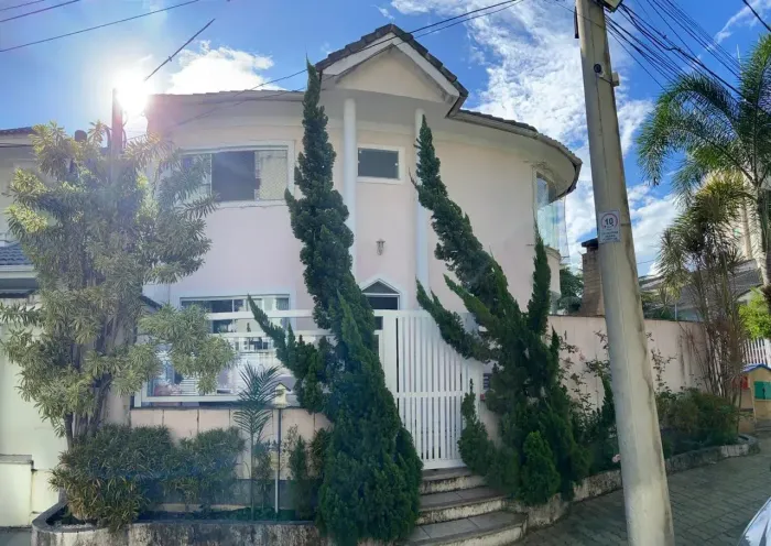 Linda Casa com 3 Suítes Piscina e Área Gourmet em Freguesia-RJ