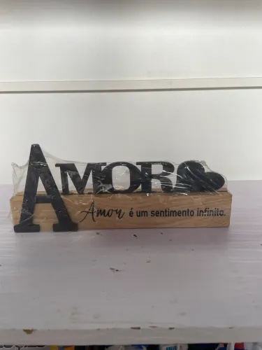 Enfeite Decorativo AMOR em MDF com Base de Madeira