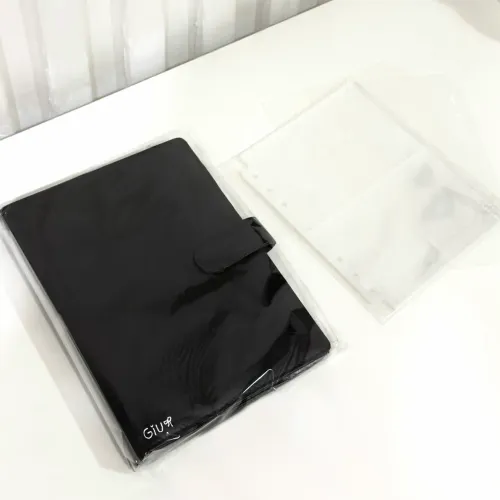 binder A5 macaron preto/black usado com folhas e base de proteção.