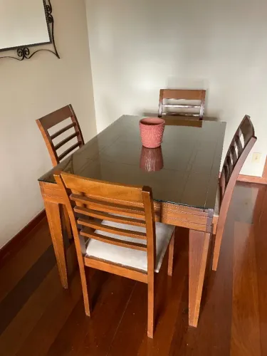 Mesa de madeira com 4 cadeiras