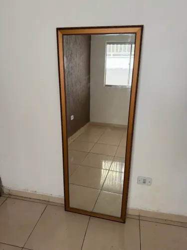 Espelho com moldura artesanal