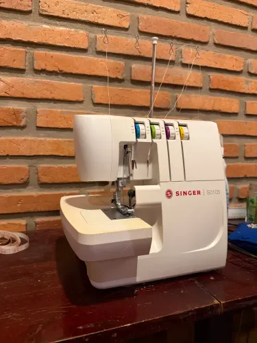 Máquina Overloque Singer S0105 - Ótimo Estado