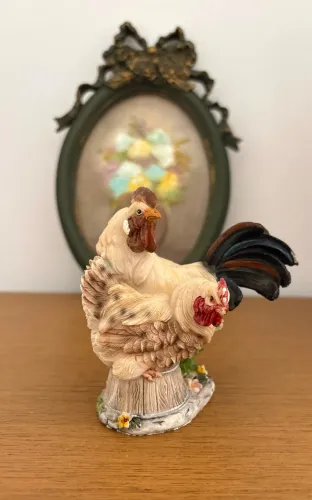 Casal de Galo e Galinha em resina bibelô
