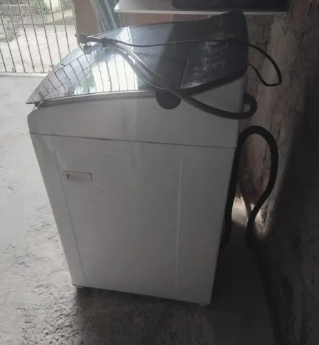 Máquina de lavar roupa usado (1 ano de uso)