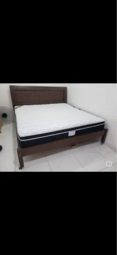 Cama de madeira Maciça com cabeceira King Size