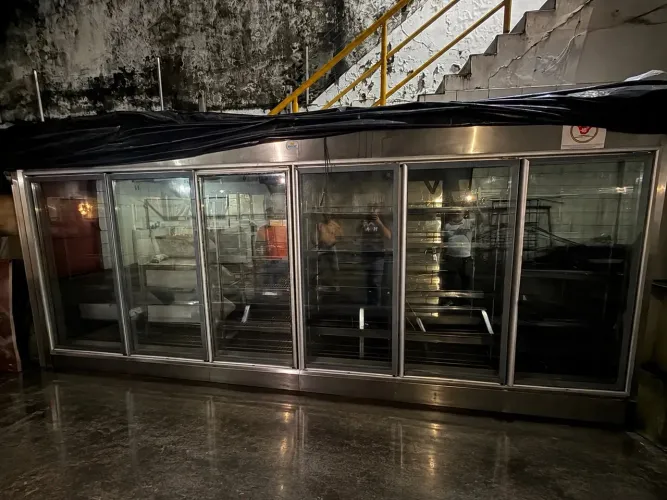 Vendo ou Troco Geladeira Expositora toda Inox marca Real 6 Mts