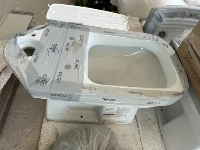 Kit Sanitario Deca quadrado NOVO(nunca foi instalado), com bacia acoplada