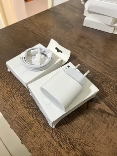 ? Carregador USB-C 20W + Cabo USB-C para Lightning (1m)