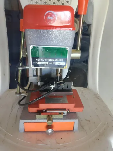 MÁQUINA COPIADORA DE CHAVES - Key Cutting Machine 127v