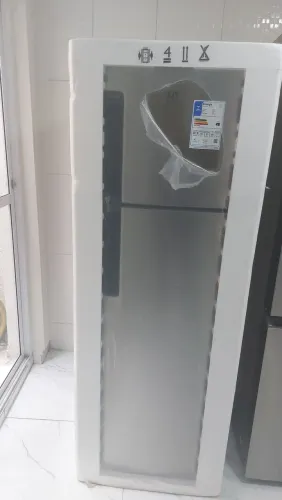 Vendo uma geladeira nova no plástico de 320 litros frostfree de 2 portas electrolux 2.400 