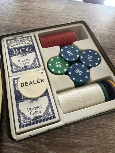 Kit Poker Profissional 100 Fichas + 2 Baralhos + Dealer - Caixa Metal