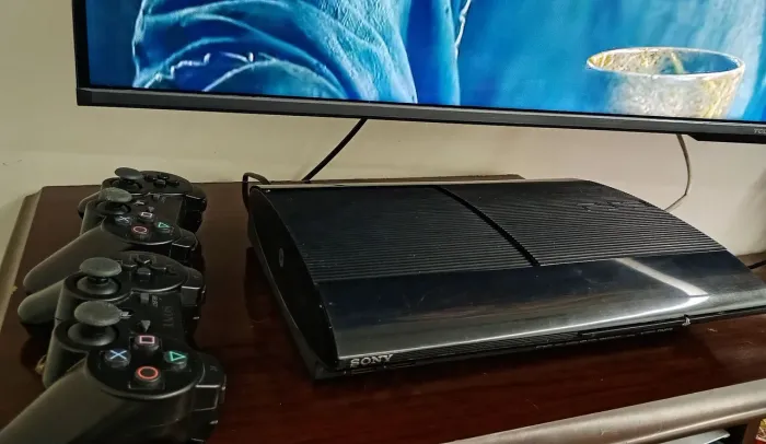 Ps3 super slim desbloqueado 2 controle original