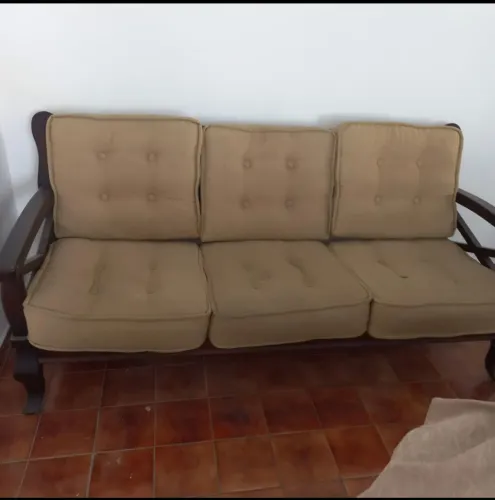 Conjunto de sofás clássicos em madeira maciça