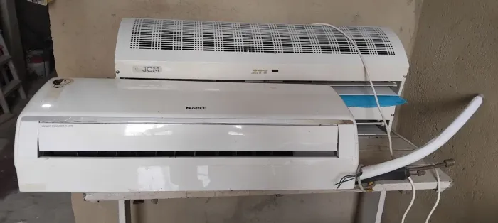 Ar condicionado  e cortinas 