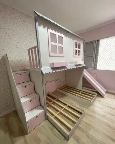 Cama de casinha com escorregador