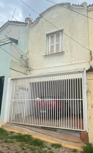 Sobrado com 03 dormitórios - Centro