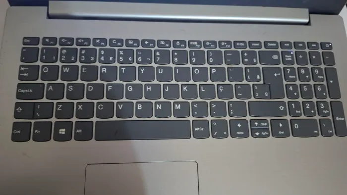 Notebook Lenovo com a tela quebrada