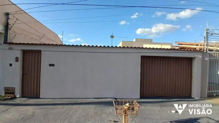 CASA PARA ALUGAR, 02 QUARTOS, QUINTAL, 01 VAGA. PRÓXIMO AO PISCINÃO.