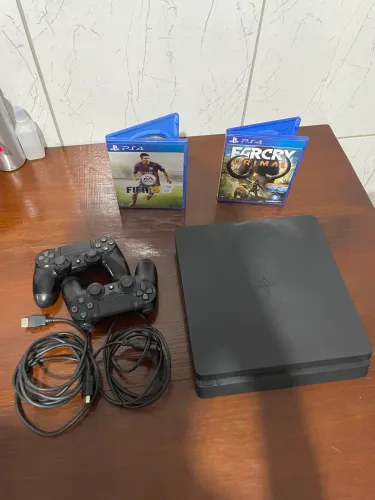 PlayStation 4 slim Console Em Ótimo Estado NUNCA ABERTO, completo 2 Controles e 2 jogos