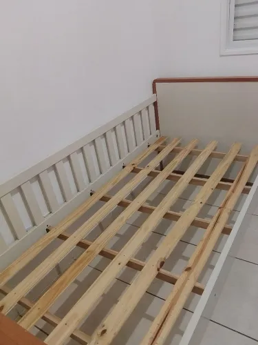 Vende-se cama de solteiro