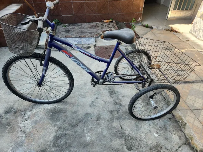 Vendo triciclo, em bom estado. Pneu vazio por falta de uso.