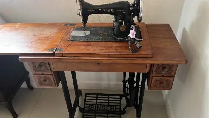Máquina de costura Singer antiga