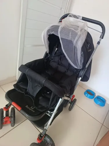 Carrinho de bebê com alça reclinável