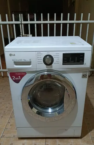 Vende-se lava e seca LG inverter smart semi nova
