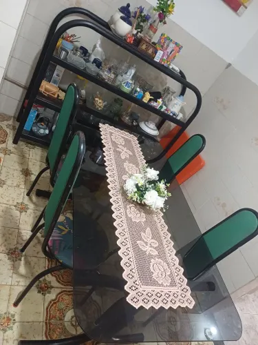 Jogo de mesa mais cristaleira 