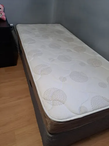 CAMA BOX SOLTEIRO EM BOM ESTADO COM COLCHÃO