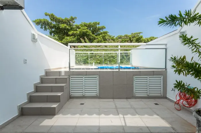 Casa em charmoso condomínio Ocean Garden no Jardim Oceânico.