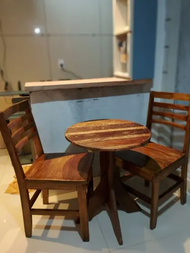 Mesa e cadeiras rústicas.