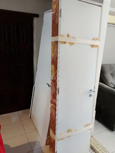Três portas internas laqueadas completas semi novas.