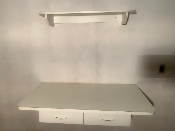 escrivaninha movel MDF branco duas gavetas prateleira para parede
