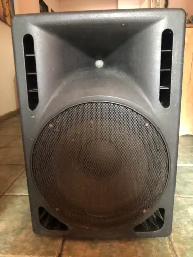 Promoção! Caixa clarity ativa Potência: 300 W RMS + 300 W RMS (600 W RMS totais)