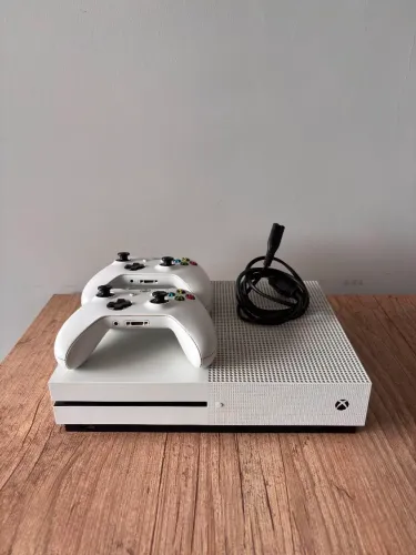 Xbox One S 1TB + 2 controles