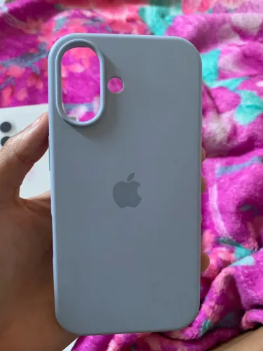 Caixa do iPhone 16, acompanhada com 3 capinhas e cabo original