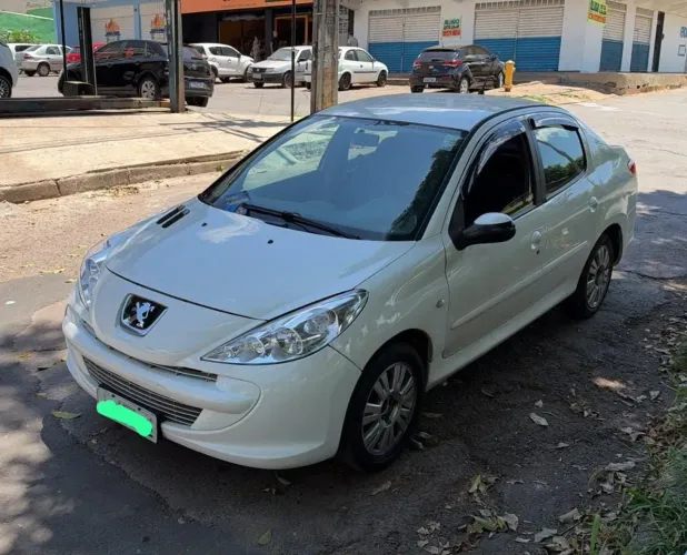 Peugeot 207 Sedan Passion XR 1.4 Flex 8V 4P 2013