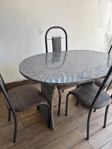 Vendo mesa com quatro cadeiras