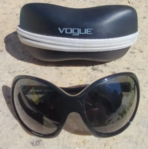 Óculos de sol Vogue Modelo VO2567-S - MEDE IN ITALY + estojo usado. Ótimo estado.