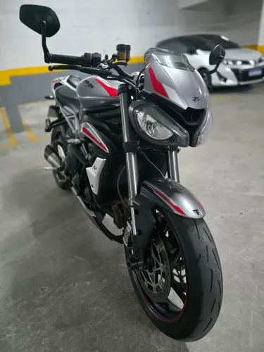 Triumph Street Triple 765 RS 2020 - Rigorosamente revisada e bem cuidada
