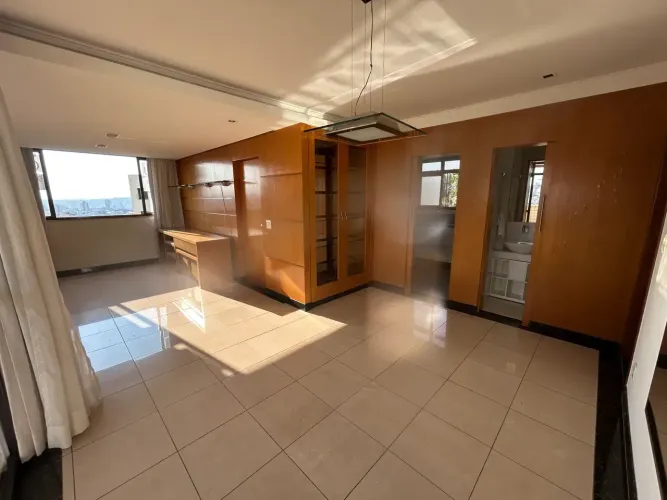 Apto 1 por andar no Grajaú: 4 quartos (1 suíte), armários instalados e 2 vagas livres