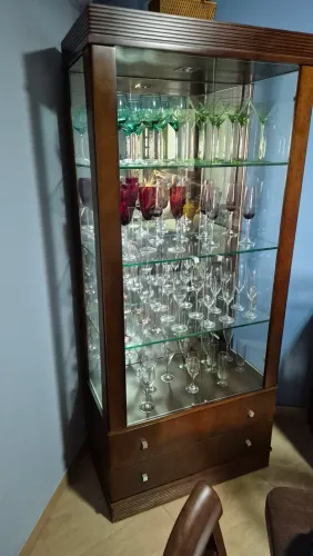 Cristaleira de madeira com portas de vidro