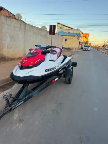 Moto Aquática Sea-Doo modelo GTS 130 com carretinha