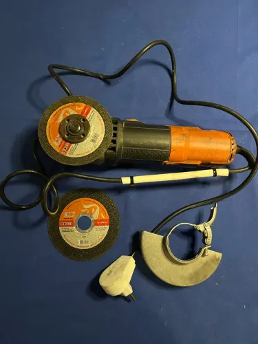 Esmerilhadeira Black+Decker com Protetor e Vários Discos