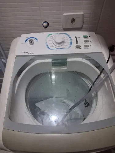 Lavadora de roupa LTE08 Com defeito. Bate 1 lado