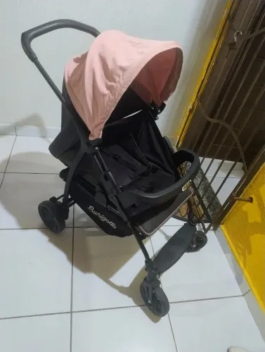 Vendo carrinho de bebê e cadeirinha de alimentação.