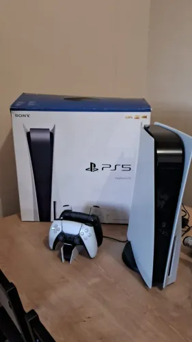 Playstation 5 em Excelente Estado, com 2 controles e base carregadora