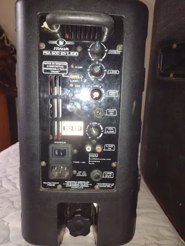 Vendo caixas de som, 02 ativas e 01 passiva e dois pedestais de caixa e